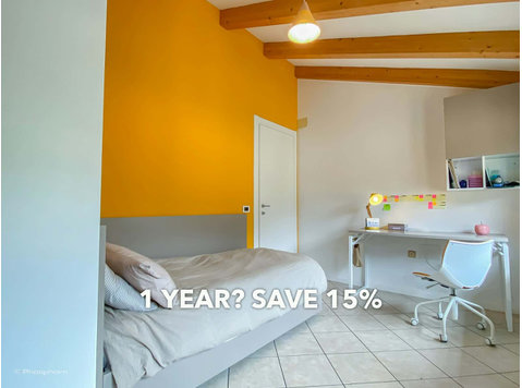 Room in Via Tommaso Gar, Trento for 39 m² with 2 bedrooms - Apartments
