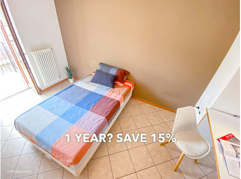 Room in Via Tommaso Gar, Trento for 43 m² with 3 bedrooms - Apartments