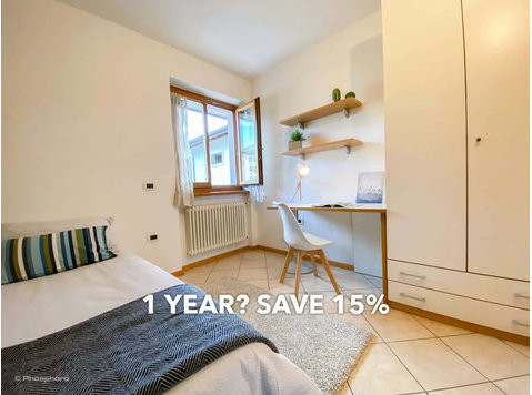 Room in Via Tommaso Gar, Trento for 43 m² with 3 bedrooms - Apartments