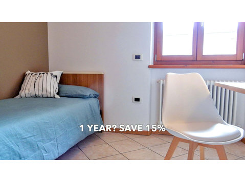Room in Via Tommaso Gar, Trento for 43 m² with 3 bedrooms - Apartments