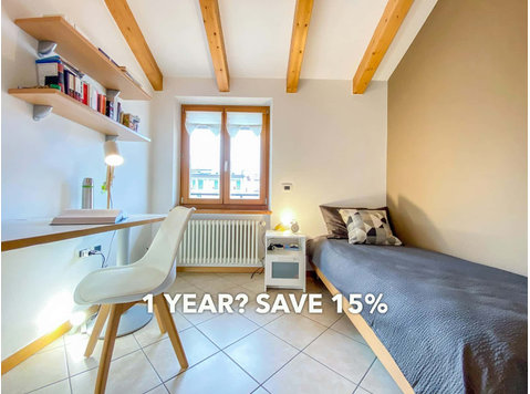 Room in Via Tommaso Gar, Trento for 44 m² with 3 bedrooms - Apartments