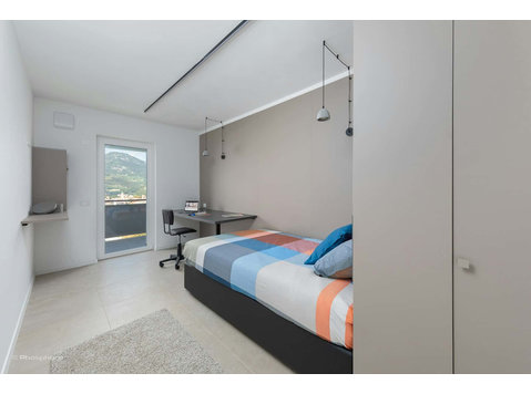 Room in Via Venezia, Trento for 61 m² with 3 bedrooms - Apartments