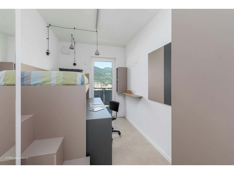 Room in Via Venezia, Trento for 61 m² with 3 bedrooms - Apartments