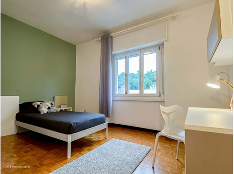 Room in Viale degli Olmi, Trento for 116 m² with 4 bedrooms - Apartments