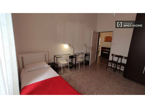 Bett zu vermieten in 4-Zimmer-Wohnung in Florenz - Zu Vermieten