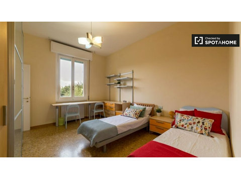 Łóżko do wynajęcia w mieszkaniu z 4 sypialniami we Florencji - Do wynajęcia