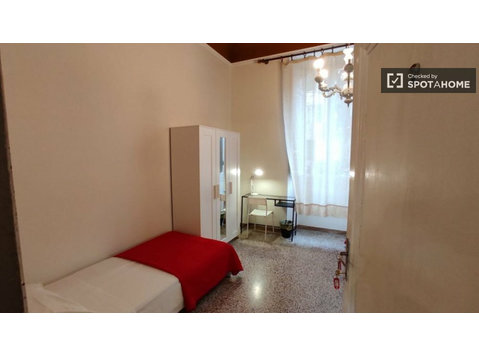 Bett zu vermieten in 4-Zimmer-Wohnung in Florenz - Zu Vermieten