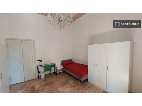 Posto letto in affitto in appartamento con 10 camere da… - In Affitto