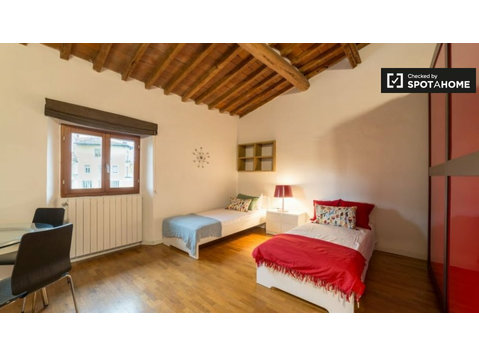 Bett im Zimmer zu vermieten in 4-Zimmer-Wohnung in Florenz - Zu Vermieten