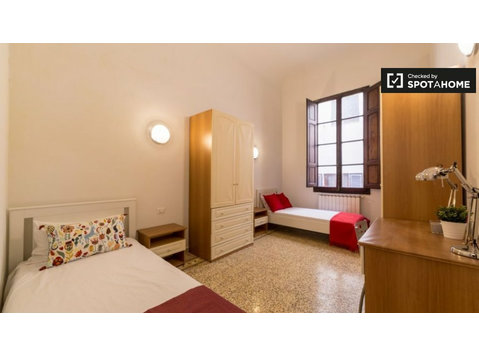 Bett im Zimmer zu vermieten in 4-Zimmer-Wohnung in Florenz - Zu Vermieten