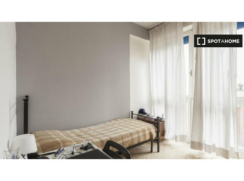 Cozy room in 4-bedroom apartment in Porta al Prato, Florence - For Rent