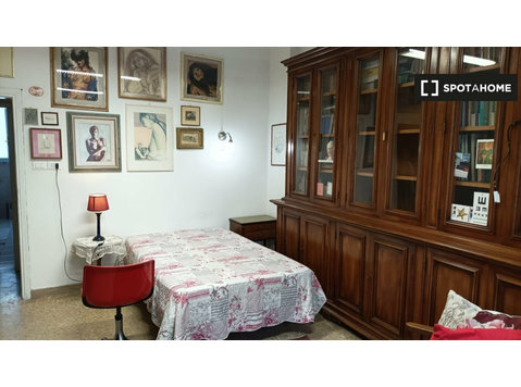 Room for rent in 3-bedroom apartment in Romito, Florence - For Rent