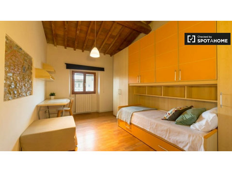 Floransa'da 4 yatak odalı dairede kiralık oda - Kiralık