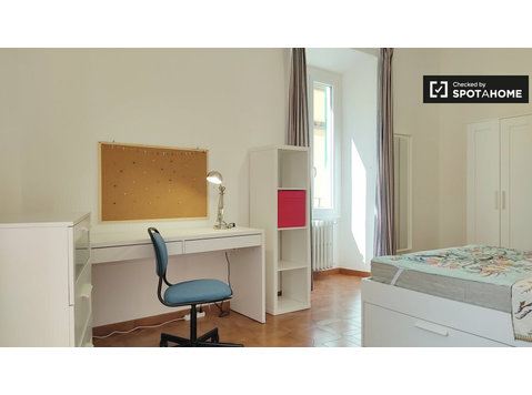 Room for rent in 4-bedroom apartment in Florence - Disewakan