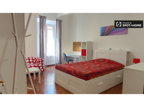Pokój do wynajęcia w mieszkaniu z 4 sypialniami we Florencji - Do wynajęcia