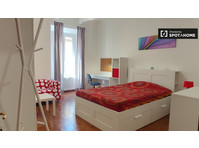 Room for rent in 4-bedroom apartment in Florence - Аренда