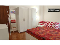 Stanza in affitto in appartamento con 4 camere da letto a… - In Affitto
