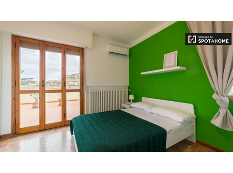 Zimmer zu vermieten in 5-Zimmer-Wohnung in Florenz - Zu Vermieten