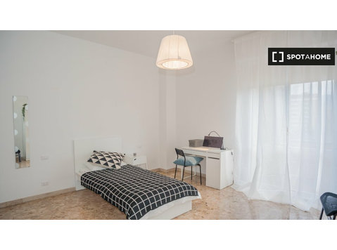 Pokój do wynajęcia w mieszkaniu z 5 sypialniami we Florencji - Do wynajęcia