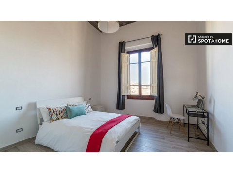 Zimmer zu vermieten in 6-Zimmer-Wohnung in Florenz - Zu Vermieten