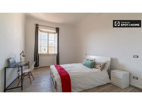 Floransa'da 6 yatak odalı dairede kiralık oda - Kiralık