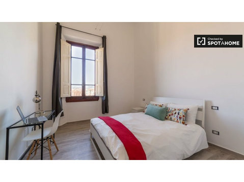 Room for rent in 6-bedroom apartment in Florence - 出租