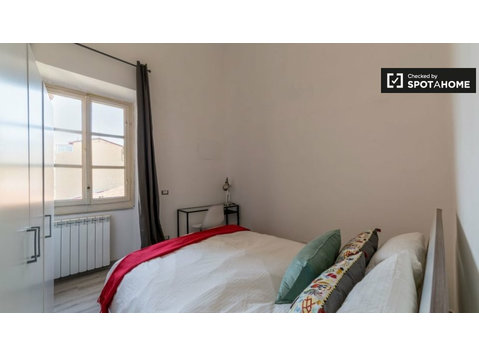 Zimmer zu vermieten in 6-Zimmer-Wohnung in Florenz - Zu Vermieten