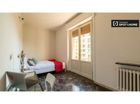 Chambre dans un appartement de 7 chambres à Florence - À louer