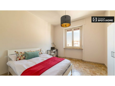 Room for rent in 7-bedroom apartment in Florence - 임대