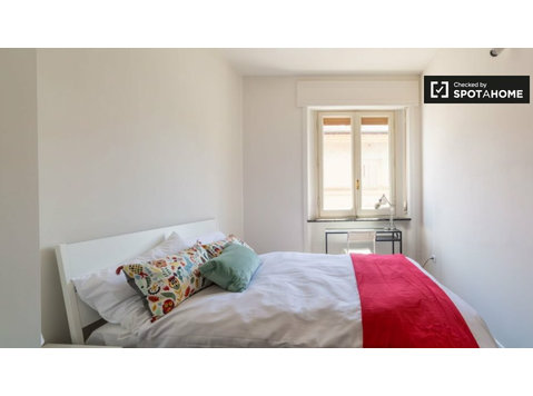 Room for rent in 7-bedroom apartment in Florence - Vuokralle