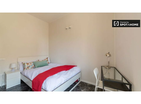 Floransa'da 7 yatak odalı dairede kiralık oda - Kiralık