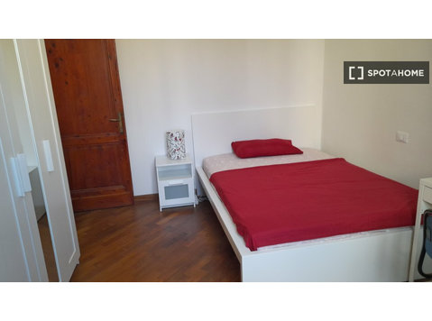 Floransa'da 7 yatak odalı evde kiralık oda - Kiralık