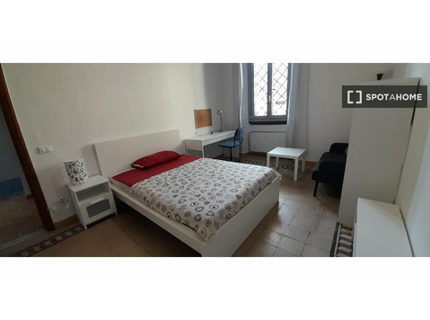 Floransa'da 7 yatak odalı evde kiralık oda - Kiralık
