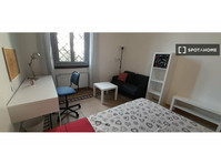 Room for rent in 7-bedroom house in Florence - Под наем
