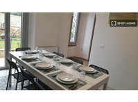 Room for rent in 7-bedroom house in Florence - Под наем