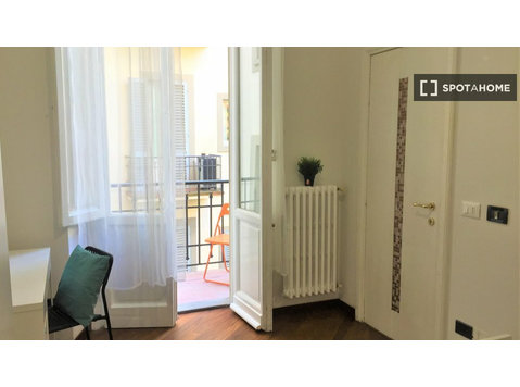 Chambre à louer dans un appartement de 8 chambres à Florence - À louer