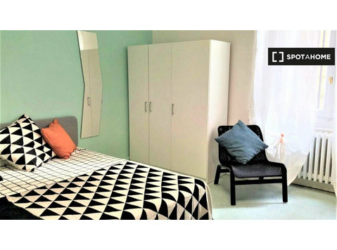 Floransa'da 8 yatak odalı dairede kiralık oda - Kiralık