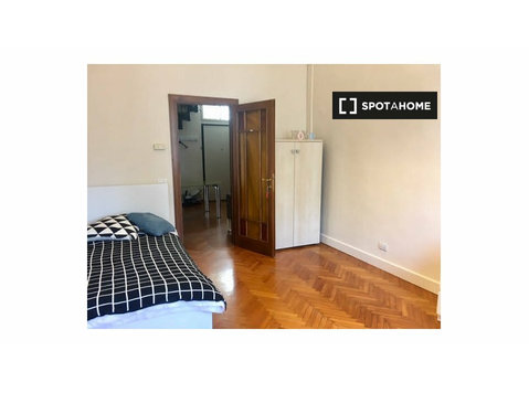 Chambre à louer dans un appartement de 8 chambres à Florence - À louer