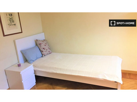 Pokój do wynajęcia w mieszkaniu z 8 sypialniami we Florencji - Do wynajęcia