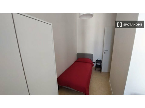 Zimmer zu vermieten in einer 10-Zimmer-Wohnung - Zu Vermieten