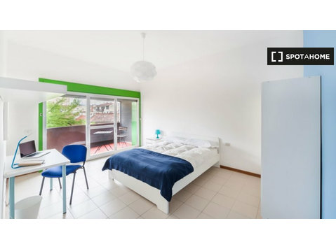 Habitación en apartamento de 4 dormitorios en Novoli,… - Alquiler