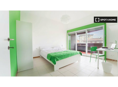 Chambre dans un appartement de 4 chambres à Novoli, Florence - À louer