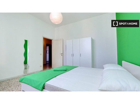Room in 4-bedroom apartment in Porta al Prato, Florence - השכרה