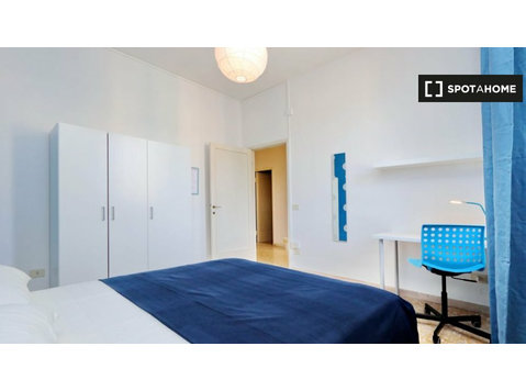 Room in 4-bedroom apartment in Porta al Prato, Florence - For Rent