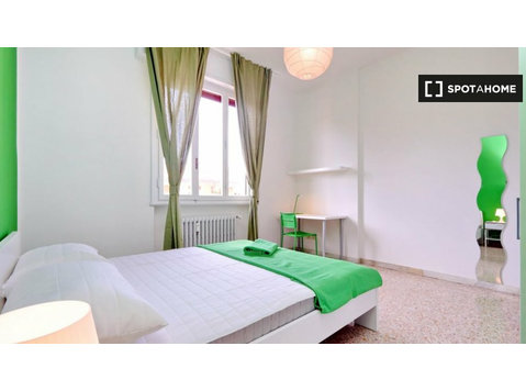 Room in 4-bedroom apartment in Porta al Prato, Florence - For Rent