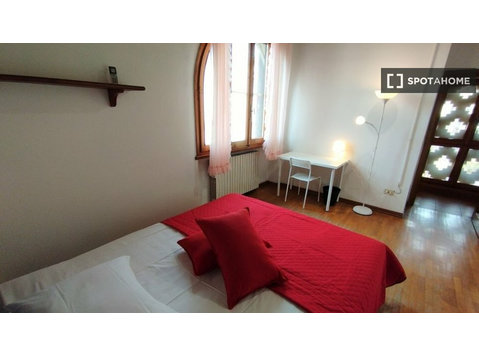 Stanza in un appartamento con 4 camere da letto - In Affitto