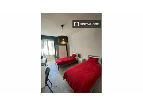 Zimmer in 6-Zimmer-Wohngemeinschaft zu vermieten, Florenz. - Zu Vermieten