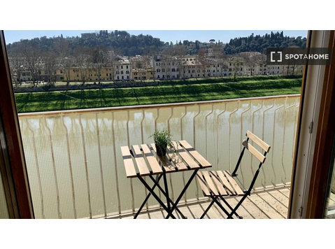Zimmer zu vermieten in einer 7-Zimmer-Wohnung in Florenz - Zu Vermieten