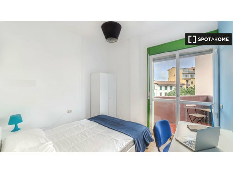Spacious room, 5-bedroom apartment, Porta al Prato, Florence - For Rent