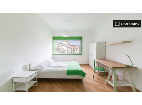 Novoli, Floransa'da 4 yatak odalı dairede geniş oda - Kiralık